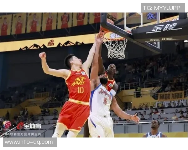 常规赛第12轮迎战青春风暴全队冷静应对成功夺胜展现实力与团结